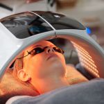 Trattamento viso con lampada led therapy